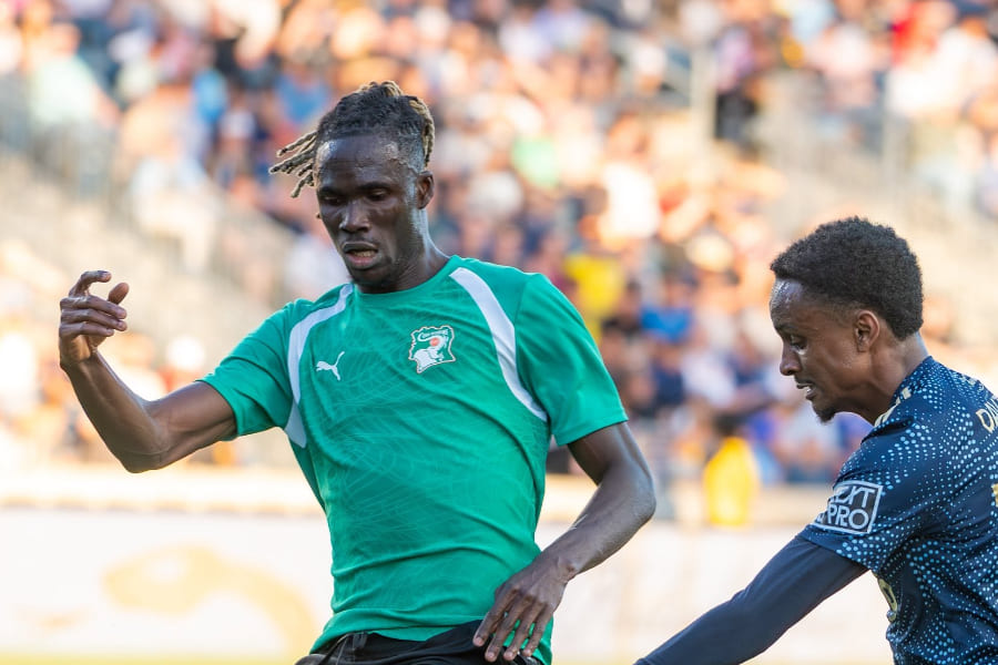 Odilon Kossounou (à g.) face à l'équipe réserve de Philadelphie Union. Page de l'Equipe Nationale de Football Côte d'Ivoire sur Facebook