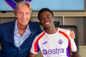 Christ Inao Oulaï lors de la signature du contrat avec la Fiorentina