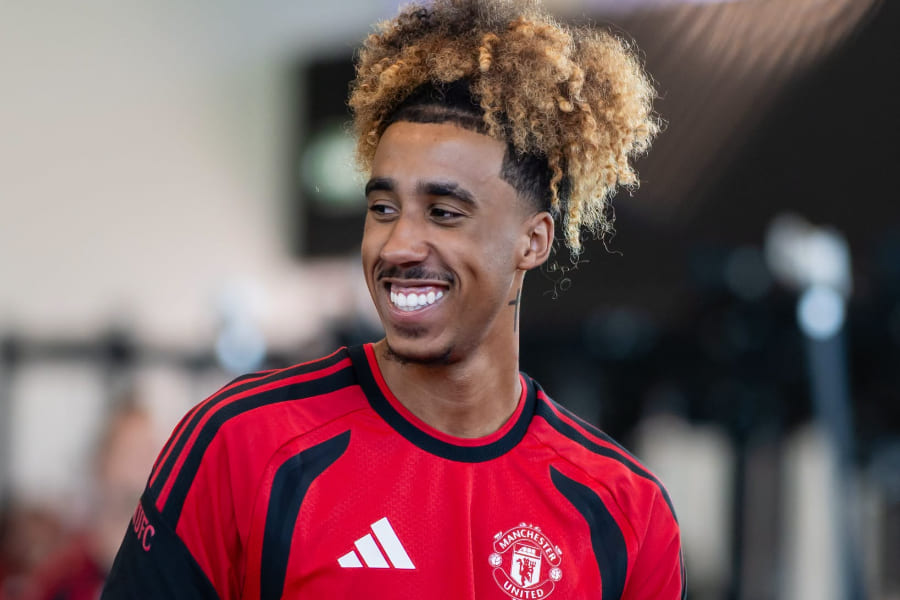 Leny Yoro. Site officiel de Manchester United