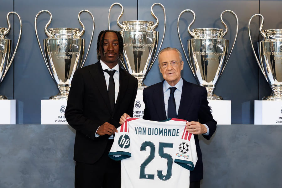 Yan Diomandé et Florentino Perez lors de la présentation de l'Ivoirien au Real Madrid. Site officiel du club merengue